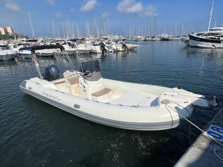 Noleggiare una Capelli Tempest 700 Sun a Golfe-Juan