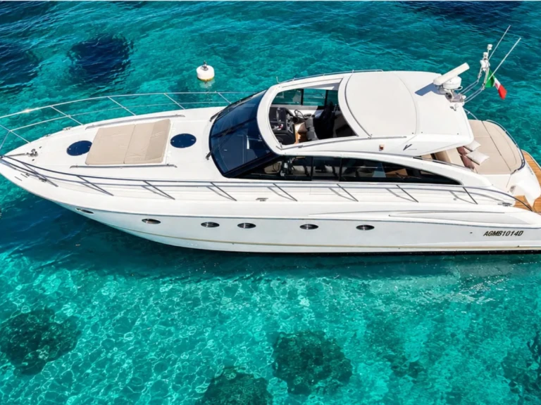 Yacht di lusso a noleggio a Port of Cannigione al miglior prezzo