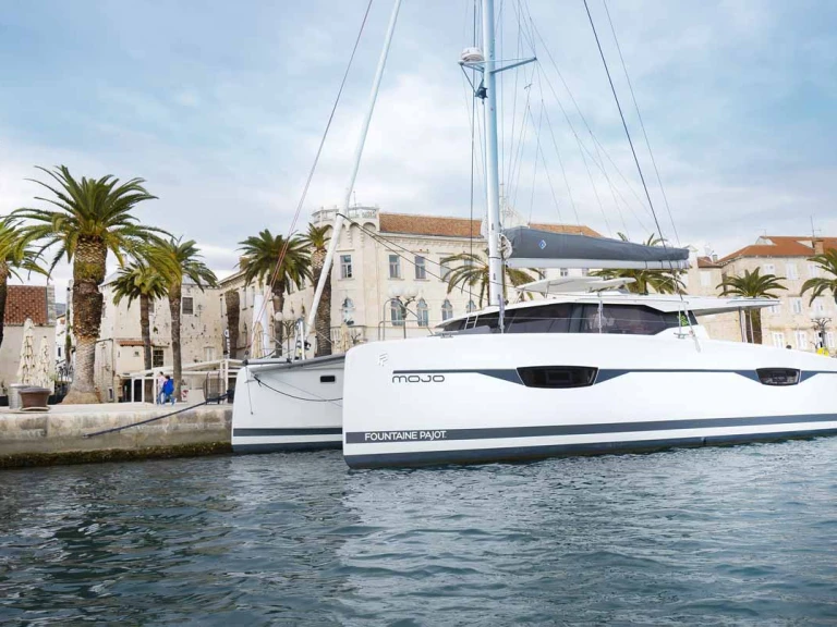 Noleggiare una Fountaine Pajot Astrea 42 a Pola