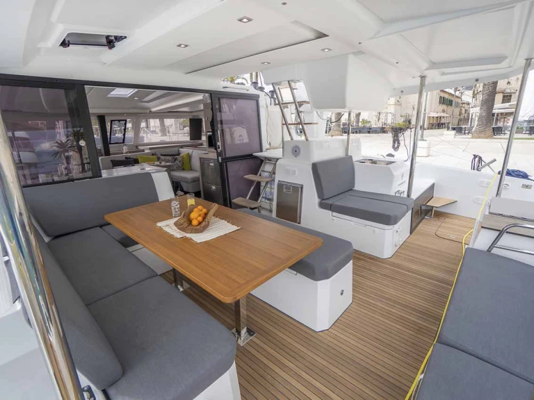 Noleggiare una Fountaine Pajot Astrea 42 a Pola