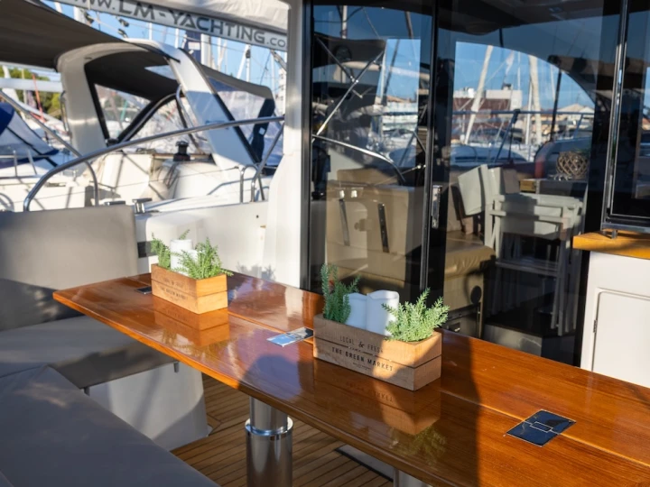 Noleggio Yacht di lusso Sealine con patente nautica