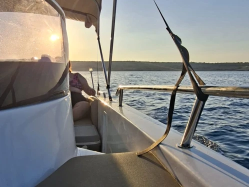 Barca a motore a noleggio a Msida Yacht Marina al miglior prezzo