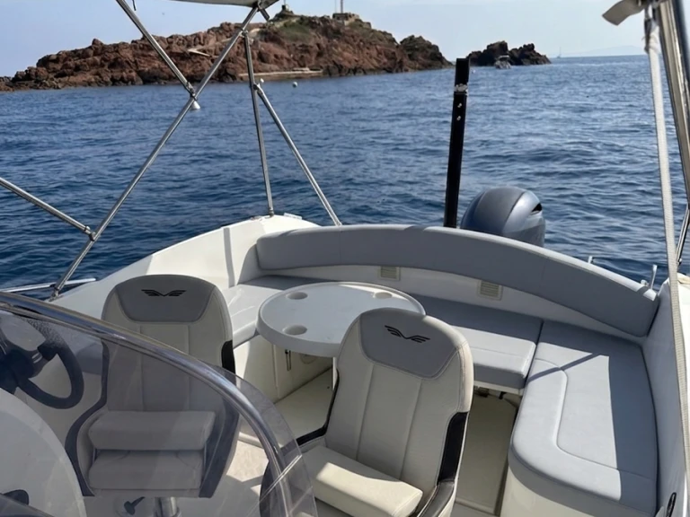 Noleggiare una Bénéteau Flyer 6.6 SUNdeck a Saint-Raphaël