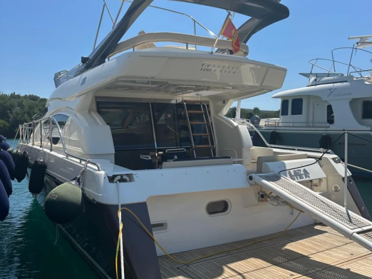 Noleggio Barca a motore con o senza skipper Ferretti a Tivat