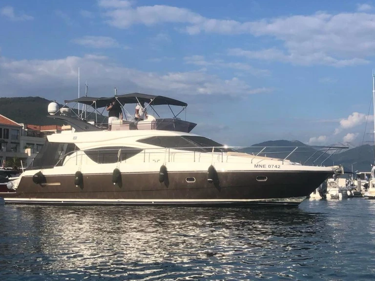 Noleggio Barca a motore con o senza skipper Ferretti a Tivat
