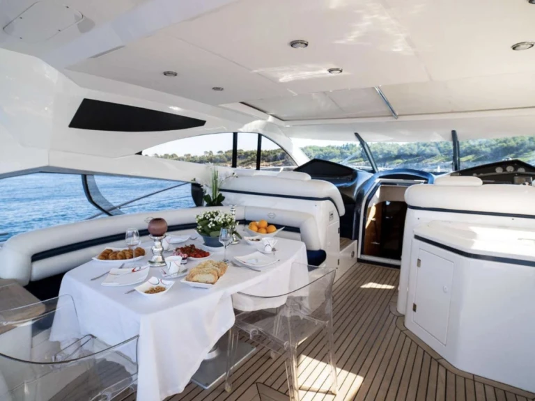 Noleggio Yacht di lusso Sunseeker con patente nautica