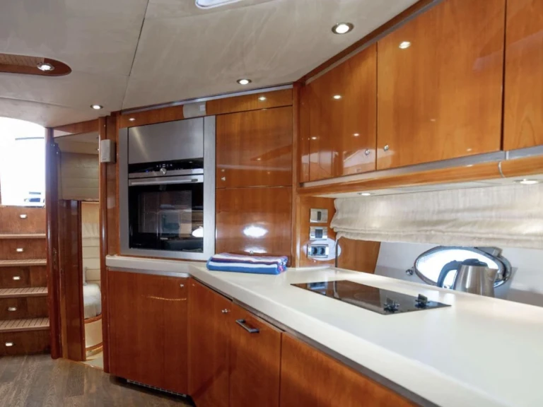 Sunseeker Predator 68 da affittare a  Saint-Tropez