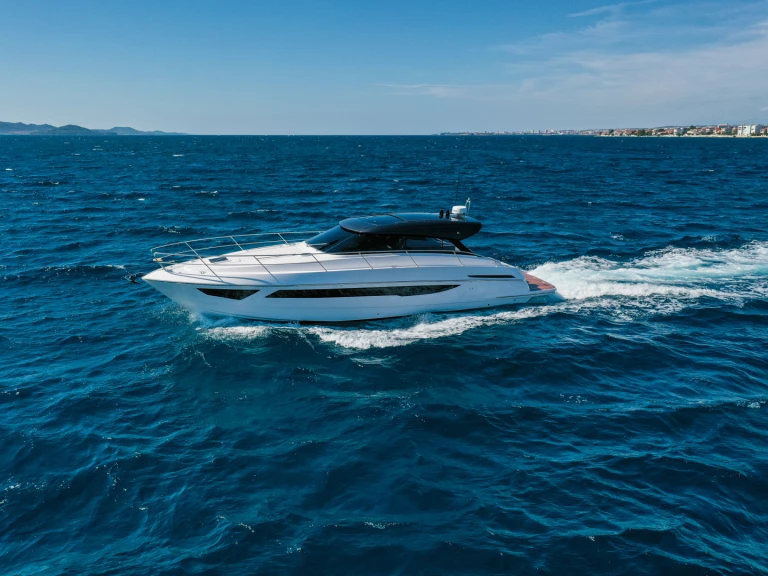 Noleggiare una Focus Power 44 a Saint-Tropez