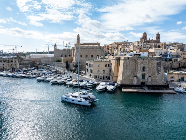 Catamarano a noleggio a Il-Gżira al miglior prezzo