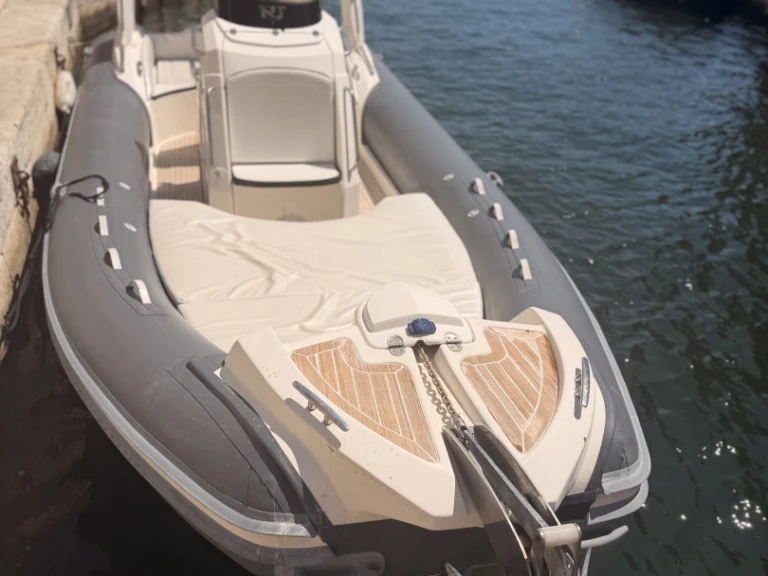 Noleggio Barca a motore Nuova Jolly con patente nautica
