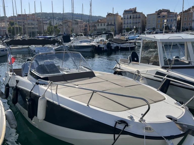 Noleggiare una Quicksilver Activ 755 Sundeck a Port Vieux et Chantiers Navals de La Ciotat
