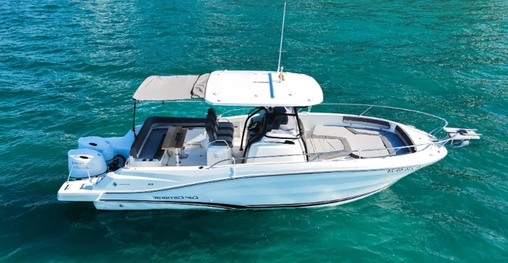 Noleggio barche Jeanneau Cap Camarat 9.0 CC a Sitges su Samboat