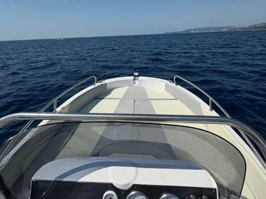 Barca a motore a noleggio a Port de Palamós al miglior prezzo
