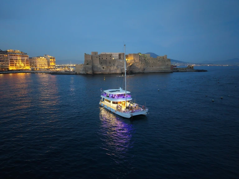 Noleggio Catamarano a Napoli – Ozgur ozdemir one off