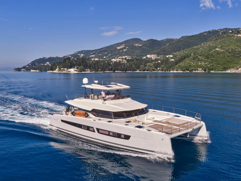 Yacht di lusso a noleggio a Gouviá al miglior prezzo