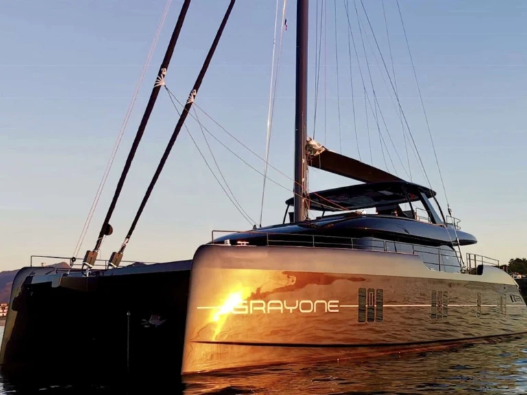 Catamarano a noleggio a Néa Péramos al miglior prezzo