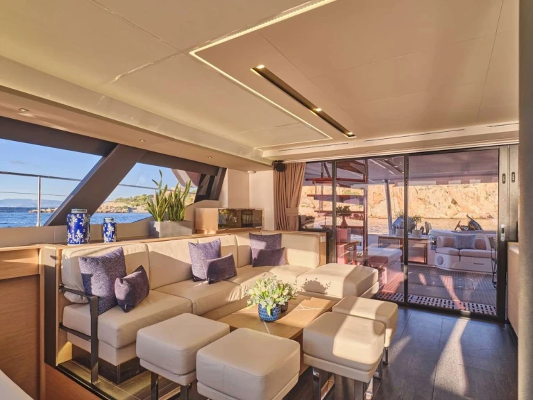 Yacht di lusso a noleggio a Néa Péramos al miglior prezzo