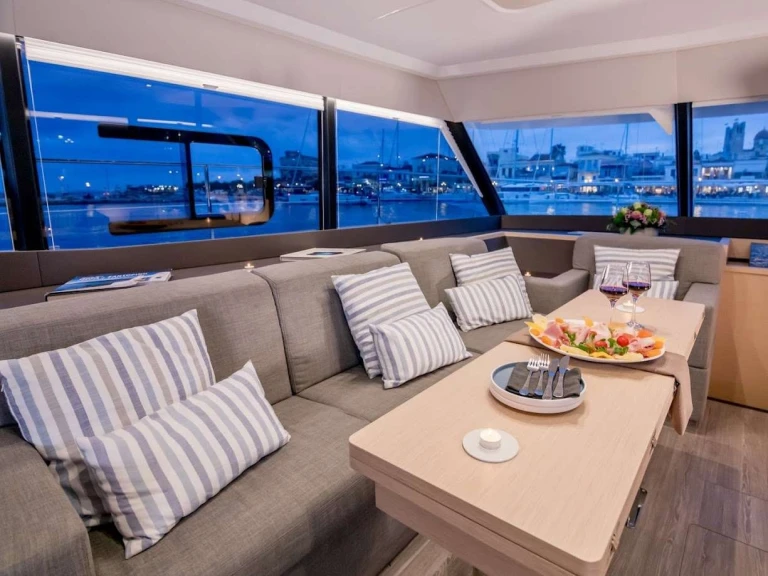 Noleggio Barca a motore Fountaine Pajot con patente nautica