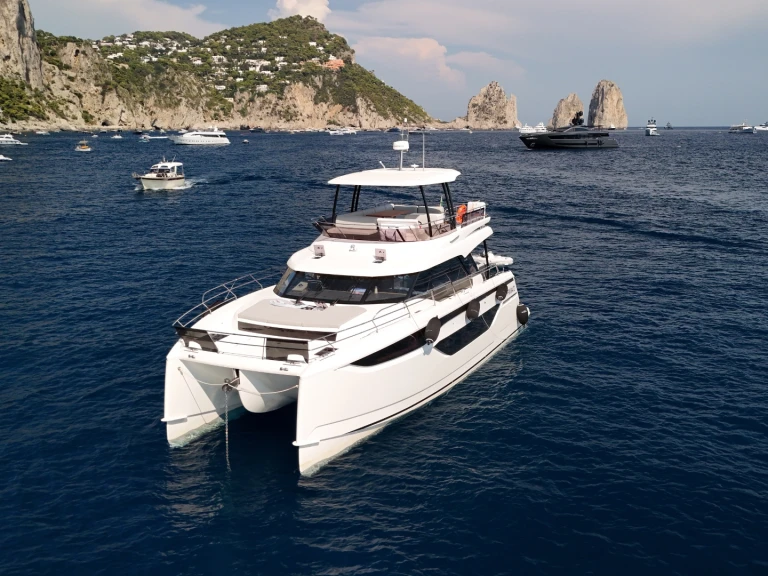 Noleggio Barca a motore con o senza skipper Prestige a Castellammare di Stabia