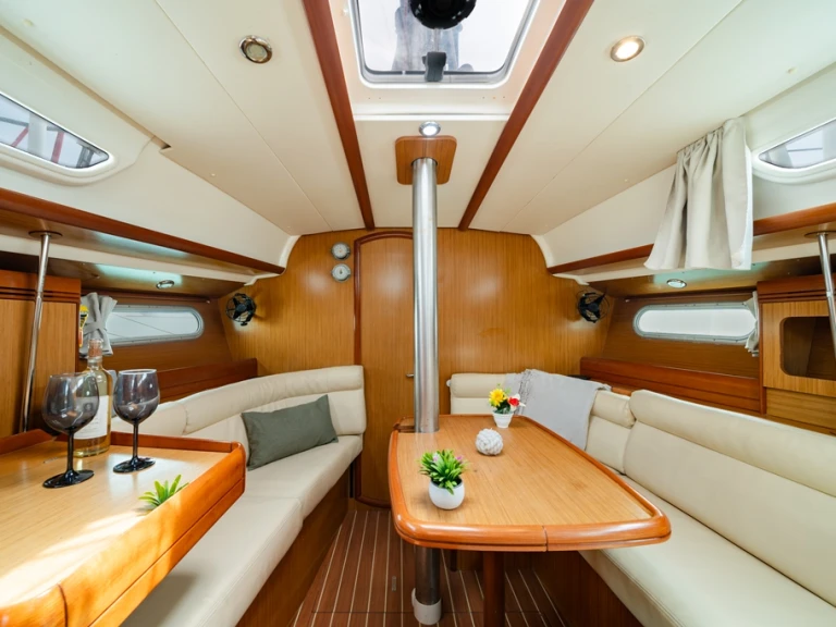 Noleggiare una Jeanneau Sun Odyssey 36i a Néa Péramos