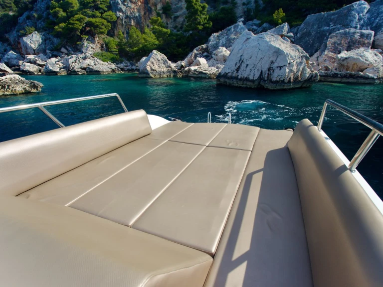 Noleggiare una Aqua-Sport Enzo 35 a Lesina (Hvar)