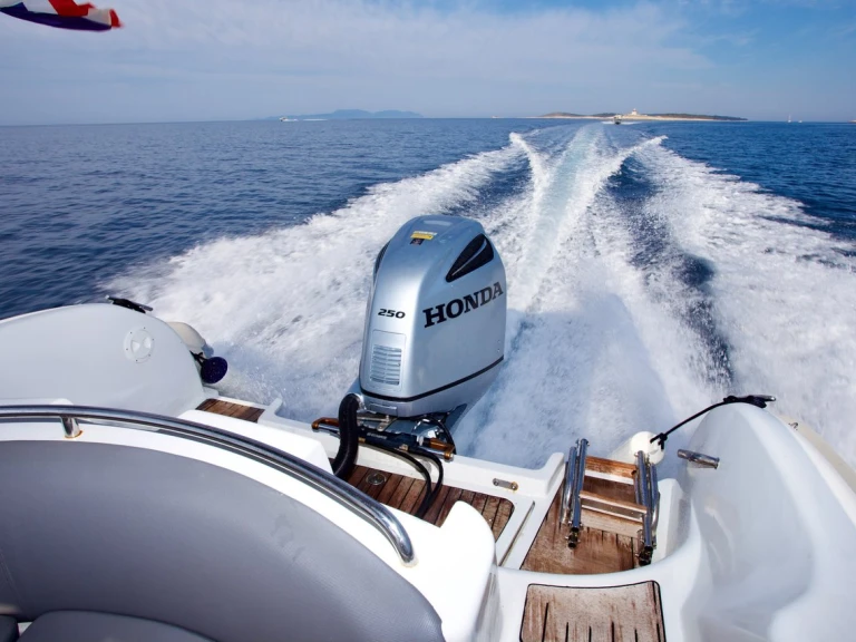 Noleggio Gommone a Lesina (Hvar) – Flyer Flyer 828