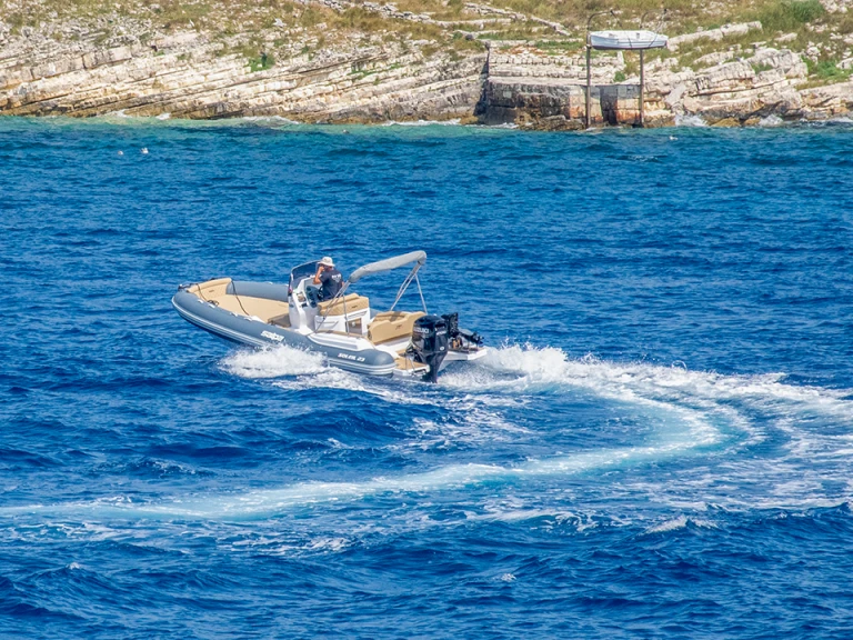 Noleggio Gommone con o senza skipper Salpa a Gáïos