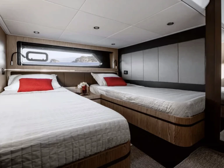 Noleggio Yacht di lusso Azimut con patente nautica