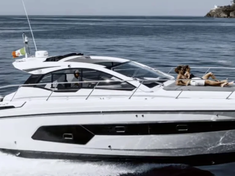 Noleggiare una Azimut Atlantis 44 a Monaco