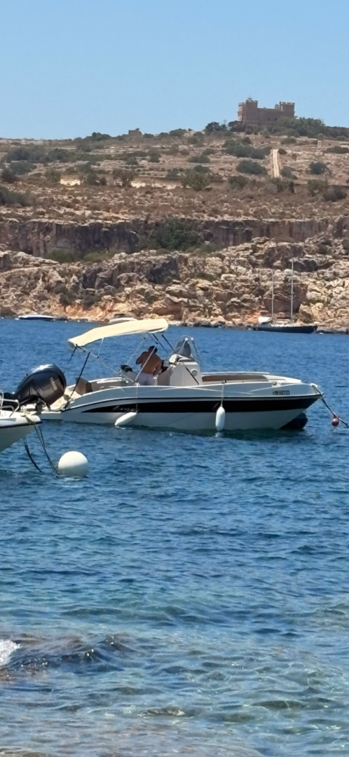Barca a motore a noleggio a Saint Paul's Bay al miglior prezzo