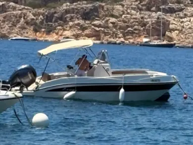 Barca a motore a noleggio a Saint Paul's Bay al miglior prezzo