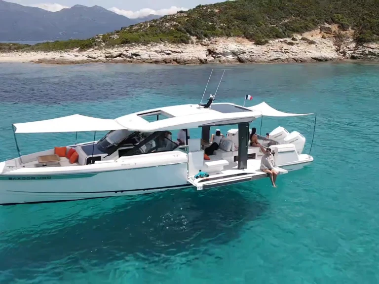 Barca a motore a noleggio a Golfe de Saint-Tropez al miglior prezzo