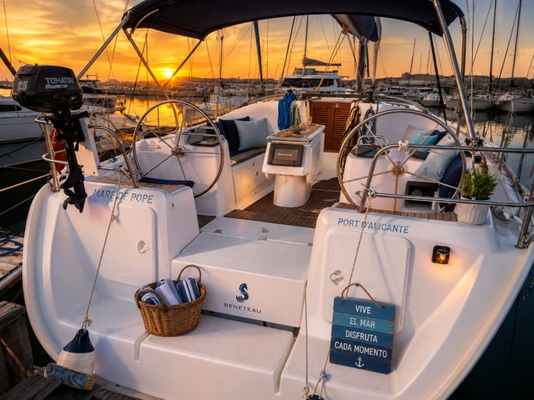Noleggio barche Bénéteau Cyclades 43.3 a Port d'Alicante su Samboat