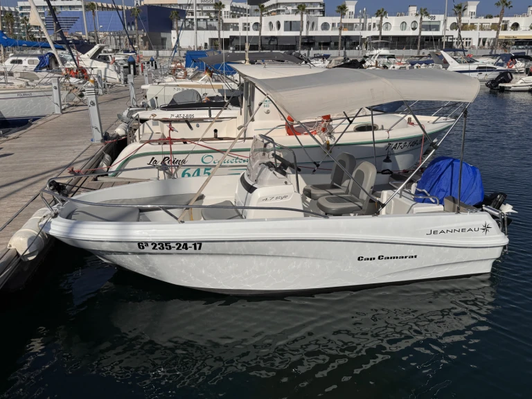 Noleggiare una Jeanneau Cap Camarat 4.7 CC Style a Alicante