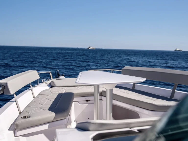 Noleggio Barca a motore a Monaco – Axopar 28 T-Top