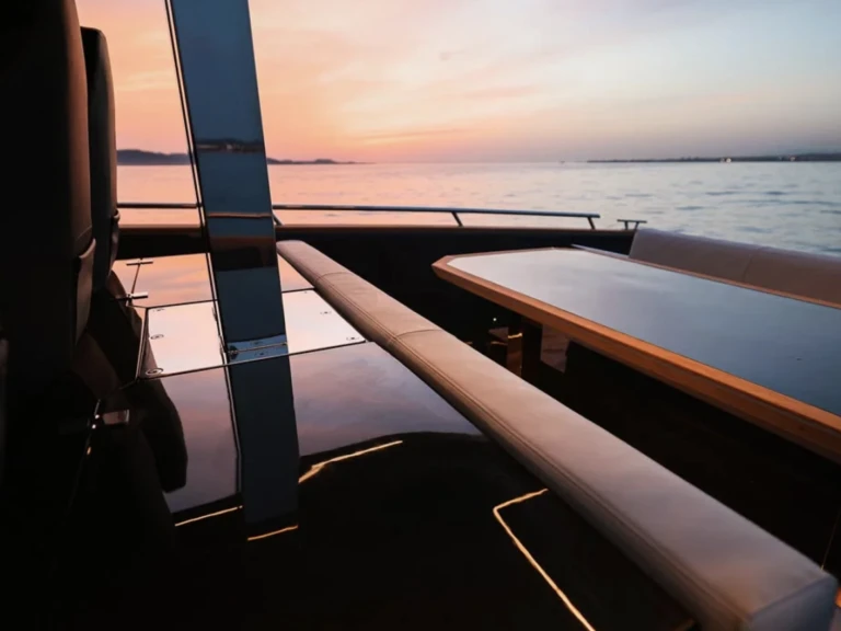 Noleggio Barca a motore a Monaco – FORZA FOCUS 37