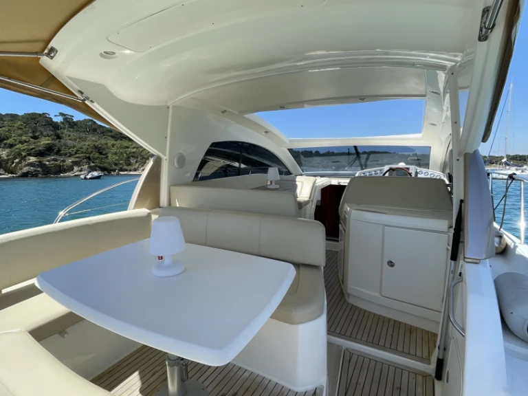 Noleggio Barca a motore Jeanneau con patente nautica