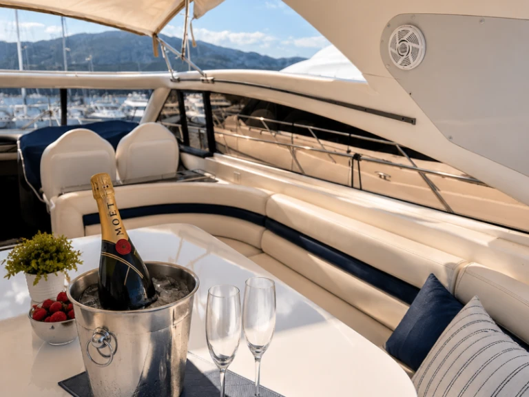 Noleggio Yacht di lusso Princess con patente nautica