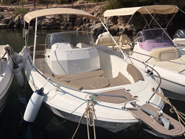 Noleggio Barca a motore Pacific Craft con patente nautica