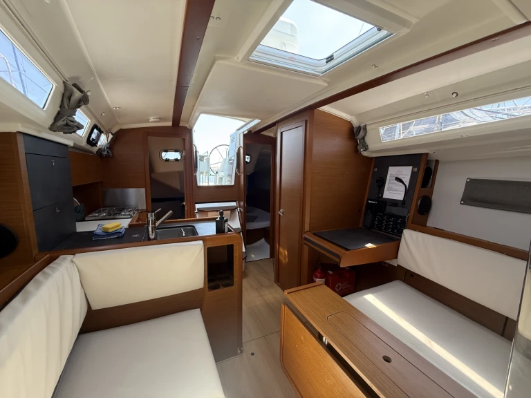 Noleggio barche Jeanneau Sun Odyssey 349 a Pola su Samboat