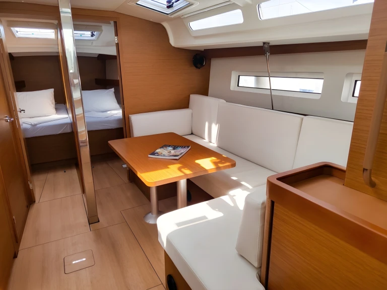 Noleggio barche Jeanneau Sun Odyssey 440 a Pola su Samboat