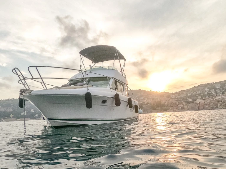 Noleggiare una Jeanneau Prestige 32 Fly a Nizza