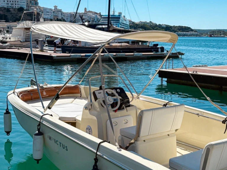 Noleggio Barca a motore con o senza skipper Invictus  a Mahon Port