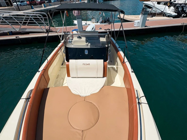 Noleggio barche Mahón economico Invictus 240 FX
