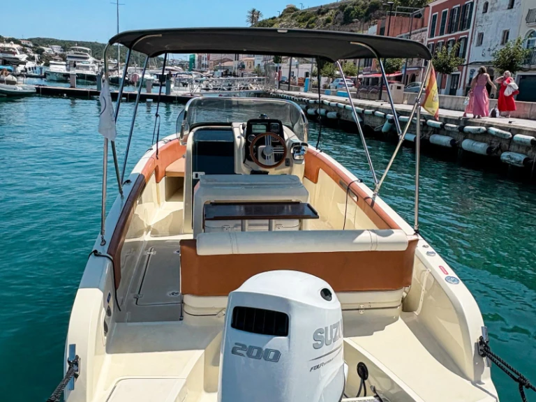 Noleggio Barca a motore con o senza skipper Invictus  a Mahón
