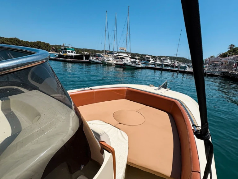 Noleggio Barca a motore Invictus  con patente nautica