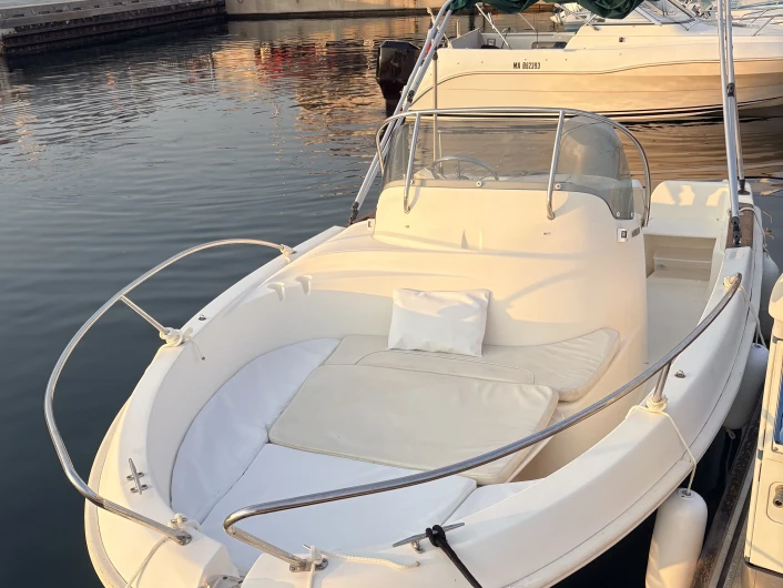 Noleggio Barca a motore Jeanneau con patente nautica