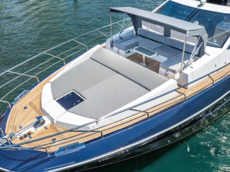 Noleggio Yacht di lusso Azimut con patente nautica