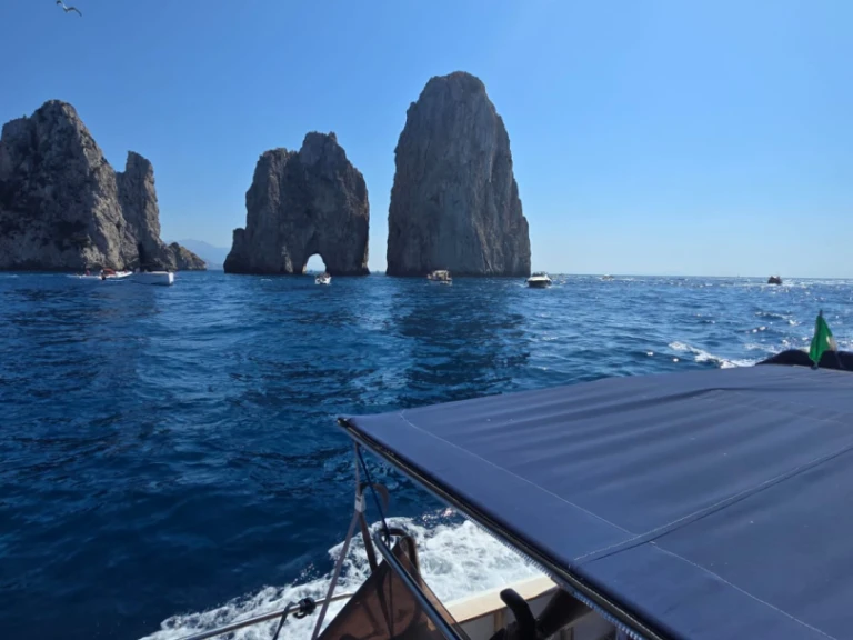 Noleggio Barca a motore con o senza skipper Mano Marine a Castellammare di Stabia