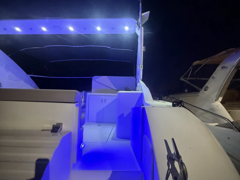 Noleggio barche Trojan Carver 440 a Terracina su Samboat